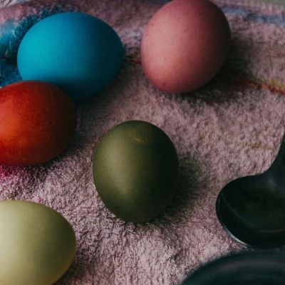 Βάψε πασχαλινά αυγά χωρίς να λερώσεις τα χέρια: Το έξυπνο trick με τον αυγοδάρτη που θα λατρέψεις