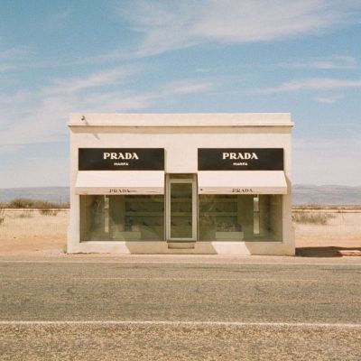 Ήξερες ότι διάσημη αφίσα «Prada Marfa 1837 MI» σε οδηγεί στο Τέξας στη μέση του πουθενά;