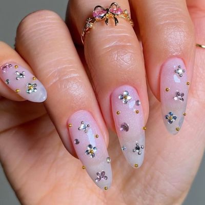 Τα gem nails είναι τα πιο Coachella nails που πρέπει να δοκιμάσεις το 2026