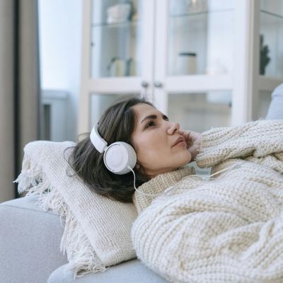 Οι ψυχολόγοι εξηγούν γιατί τα τραγούδια της εφηβείας σου (13–18 ετών ) σε αγγίζουν πιο έντονα στα 60