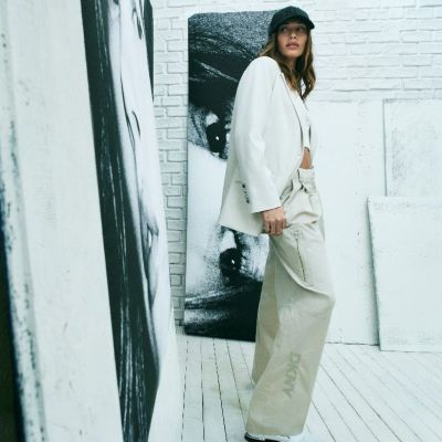 Η DKNY παρουσιάζει την καμπάνια Άνοιξη 2026 με πρωταγωνίστρια τη Hailey Bieber