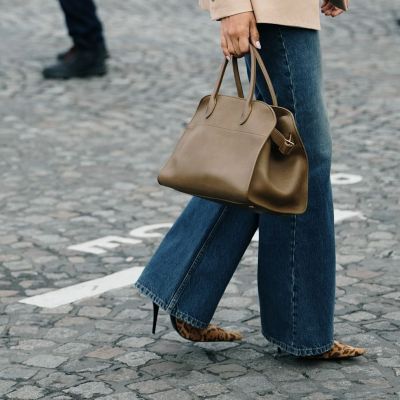 Pumps ή σανδάλια; Με ποια παπούτσια να φορέσεις palazzo jeans αυτή την άνοιξη