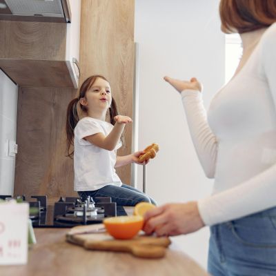 Ξέχνα την «τέλεια» μαμά: η Beta mom είναι ακατάστατη, χαοτική και αποδομεί την εικόνα του Instagram
