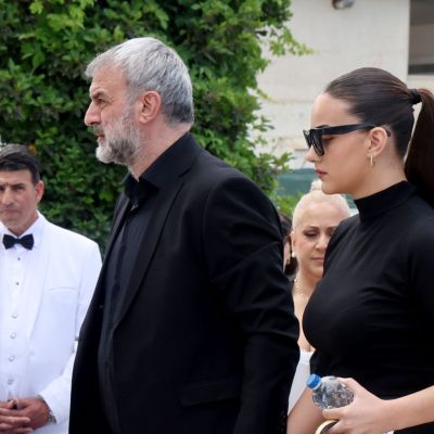 Το ύστατο «αντίο» στη Γωγώ Μαστροκώστα: Συντετριμμένοι ο Τραϊανός Δέλλας & η κόρη τους, Βικτώρια