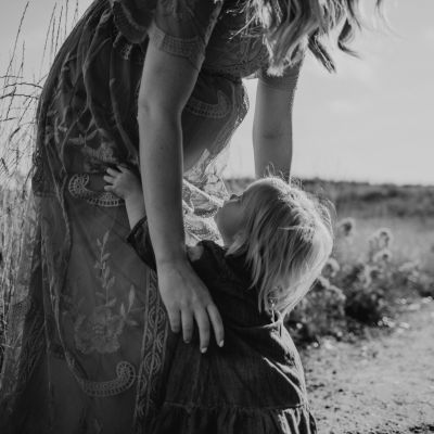 Μήπως έχεις «καεί» από συμβουλές parenting; Μια παιδίατρος σε βοηθάει να βρεις επιτέλους την άκρη