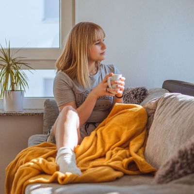 «Influencers της μοναξιάς»: Πώς το single, χωρίς φίλους και σχέδια για το ΣΚ είναι η νέα τάση