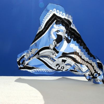 Grecian Chic: Όταν το χιούμορ συναντά το luxury design το αποτέλεσμα είναι τα πιο stylish μαντήλια