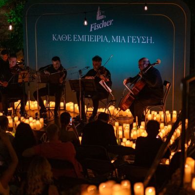 Κεριά, Βιολιά & ένα Μήνυμα σε Μπουκάλι: Πώς μια Τρίτη στην πόλη απέκτησε τη γεύση της μπίρας Fischer