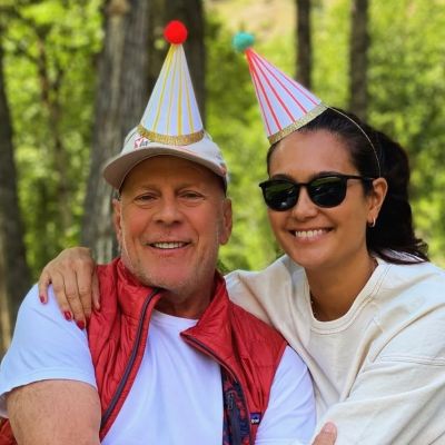 H Emma Heming έγινε 50 & γιορτάζει με τον Bruce Willis: «Πενθούμε έναν άνθρωπο που είναι ζωντανός»