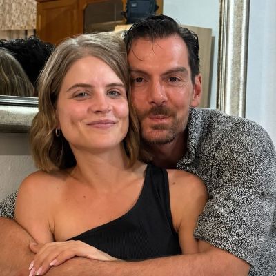 Ο Γιάννης Κουκουράκης ανάμεσα σε 3 γυναίκες, δύο τηλεοπτικές σειρές και πολλά ερωτικά διλήμματα