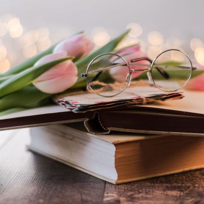 9 βιβλία που θα αγαπήσεις αν λατρεύεις τις ρομαντικές κομεντί των '90s