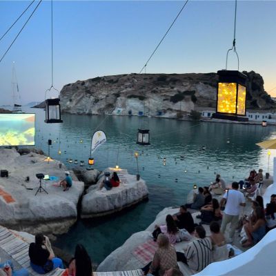 Cine Καλησπερίτης: Οι Κιμωλίστες μάς αποκαλύπτουν το πώς «τρέχει» το πιο όμορφο σινεμά του Αιγαίου
