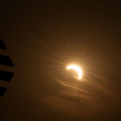Η Ευρώπη βυθίστηκε στο σκοτάδι για λίγα λεπτά: Οι viral εικόνες από την ολική έκλειψη Ηλίου