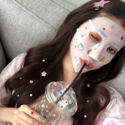 Bedazzled Beauty: Η νέα beauty τάση βάζει κρύσταλλα παντού, μέχρι και στις μάσκες προσώπου