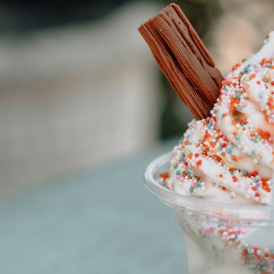Frozen yogurt is back: Το αγαπημένο «γιαουρτάκι» των 00s κάνει μεγάλο comeback