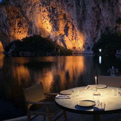 Η κακαβιά συναντά το leche de tigre και η αθηναϊκή σαλάτα το sushi rice στη Λίμνη της Βουλιαγμένης