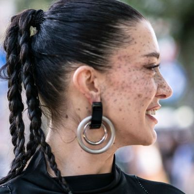 Ποιος κάνει, ακόμα, sleek bun; Τα medusa ponytails είναι ό,τι πιο πρακτικό και hot right now