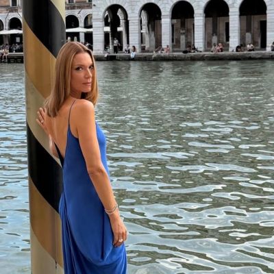Η royal blue εμφάνιση της Βίκυς Καγιά που μαγνήτισε τα βλέμματα στην Βενετία και στο feed μας