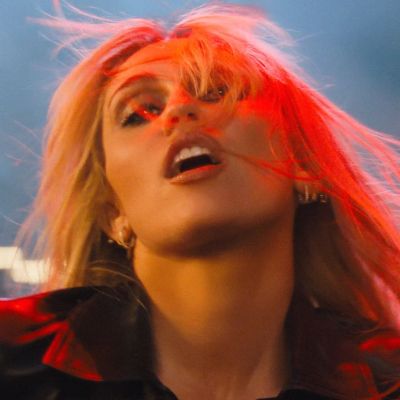 Ακούσαμε το Bass Persuades της «νέας» Miley και είναι μια χορευτική γροθιά στην ψηφιακή αποξένωση