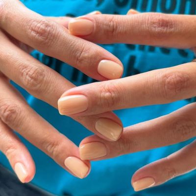Τα foundation nails είναι το «no-makeup makeup» μανικιούρ που κάνει τα νύχια να δείχνουν αψεγάδιαστα