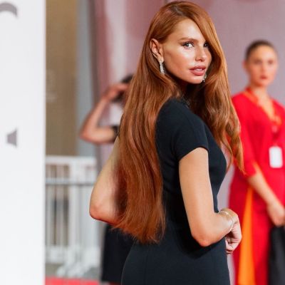 Ξέχνα το bob: Έβελυν Καζαντζόγλου, Stella Maxwell και Sydney Sweeney προδίδουν το νέο hair obsession