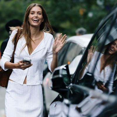 «Moulded» blazers: Το νέο tailored μυστικό των fashion insiders & πώς θα τα φορέσεις