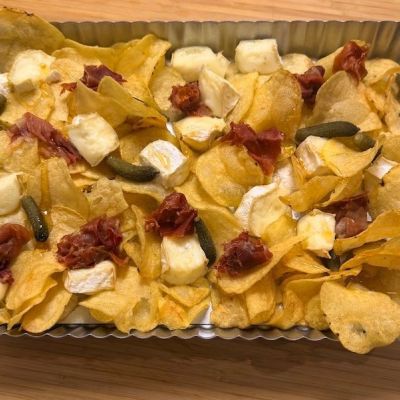 Charcuterie με τραγανά Chips, τυρί Brie, Προσούτο & Πίκλες