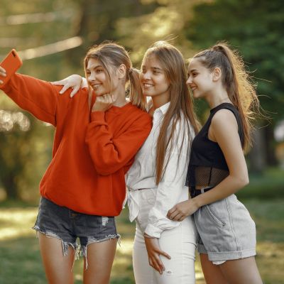 Κι αν τελικά τα social media δεν είναι το πρόβλημα; Τι συμβαίνει με την ψυχική υγεία των εφήβων