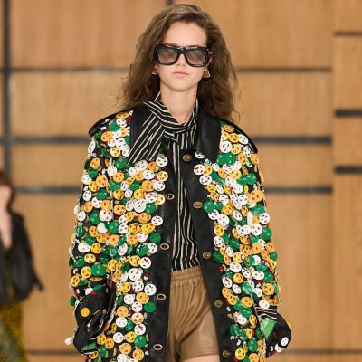 Burberry SS27 show: Τα νέα χρώματα, prints & textures του οίκου μάς κέρδισαν