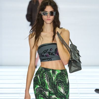 Ο οίκος Prada όρισε το look της σεζόν SS27: Μια φούστα, ένα bra, μια τσάντα & αυτοπεποίθηση αρκούν