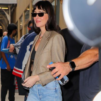 Η Dakota Johnson αποδεικνύει οτι τα ballet flats είναι το απόλυτο παπούτσι για φθινοπωρινά looks