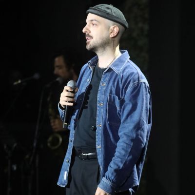 Ο APON έβαλε ένα άδειο σκαμπό δίπλα του και τραγούδησε για τον Μαζωνάκη: «Μου λείπει πάρα πολύ»