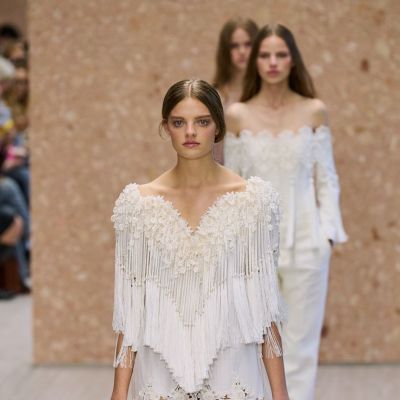 Τα Chloé girls ξαναγράφουν τους κανόνες της ρομαντικότητας στην Paris Fashion Week