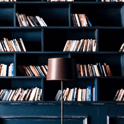 Οι interior designers αποκαλύπτουν:6 χρώματα που κάνουν τη βιβλιοθήκη να δείχνει πιο ακριβή 