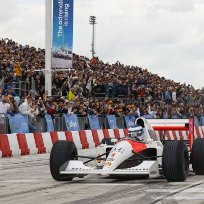 Πώς ζήσαμε την απόλυτη εμπειρία F1 με τον Mika Häkkinen στο Allwyn x McLaren Racing: Live in Athens