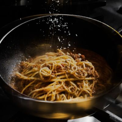 Ο Πάνος Ιωαννίδης μάς συστήνει στο νέο του food concept με το πιο λαχταριστό opening party