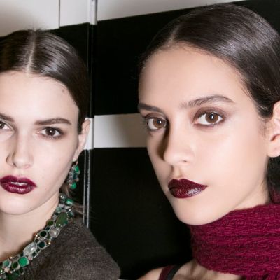 Τα goth lips του 2016 επέστεψαν και το νέο κόκκινο είναι σκοτεινό, τολμηρό και ακαταμάχητο