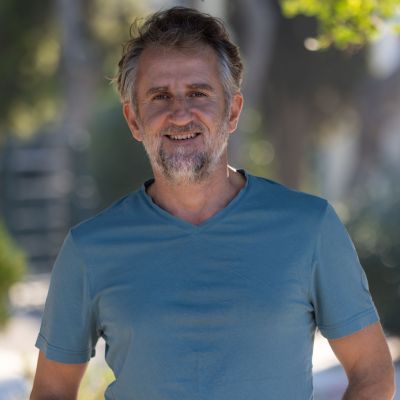 Κώστας Κορωναίος: Οι αναποδιές, ο φόβος της αλλαγής και η καινούργια του «Βαλίτσα»