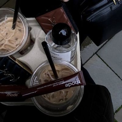 Coffee, but make it perfume: Τα αρώματα που μυρίζουν σαν τον καφέ σου και είναι εξίσου απολαυστικά