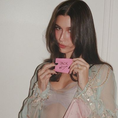 Hailey Bieber: Το μαύρο μανικιούρ της έχει τη λάμψη που θέλουμε για τη spooky season