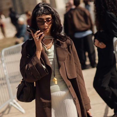Ξέχνα τα μαύρα jackets: Το καφέ είναι το κομψό χρώμα που επιλέγουν τώρα οι πιο στυλάτες γυναίκες