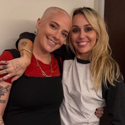 Η Miley Cyrus ξύρισε το κεφάλι καρκινοπαθούς θαυμάστριάς της δίνοντας το πιο συγκινητικό μήνυμα ζωής