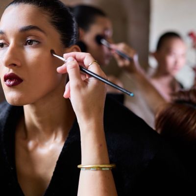 Πώς να καλύψεις τους μαύρους κύκλους με concealer; Hacks που άλλαξαν το βλέμμα μας