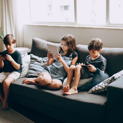 Social media: Γιατί η ΕΕ αναβάλλει για 12 μήνες τις εθνικές απαγορεύσεις - Τι ισχύει για την Ελλάδα