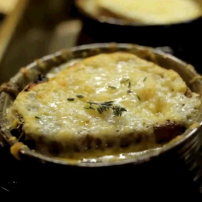 Γαλλική κρεμμυδόσουπα με διάφορα τυριά