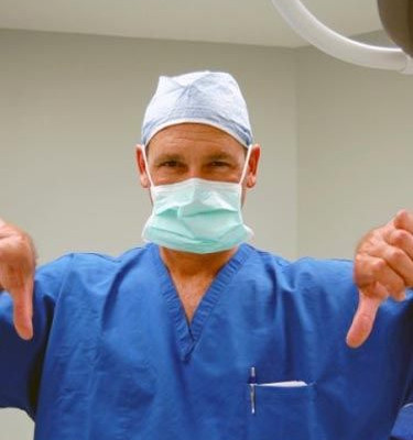 Μαύρη πέτρα πίσω τους