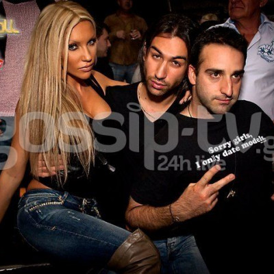 Ποιος εφοπλιστής βγαίνει μόνο με μοντέλα;