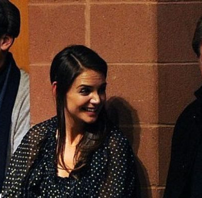 Κρατάει ψηλά το κεφάλι η Holmes