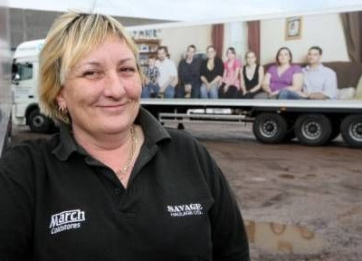 Κουβαλάει όλο της το σόι στη δουλειά!