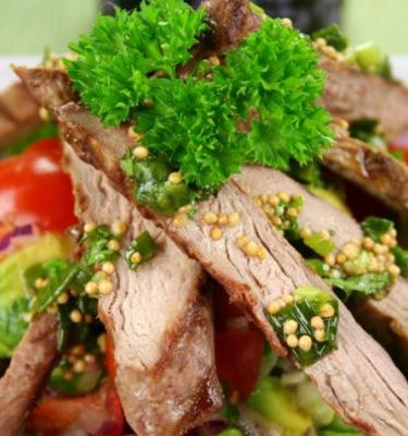 Καυτερά φιλετάκια αρνιού με ντομάτα και πιπεριές